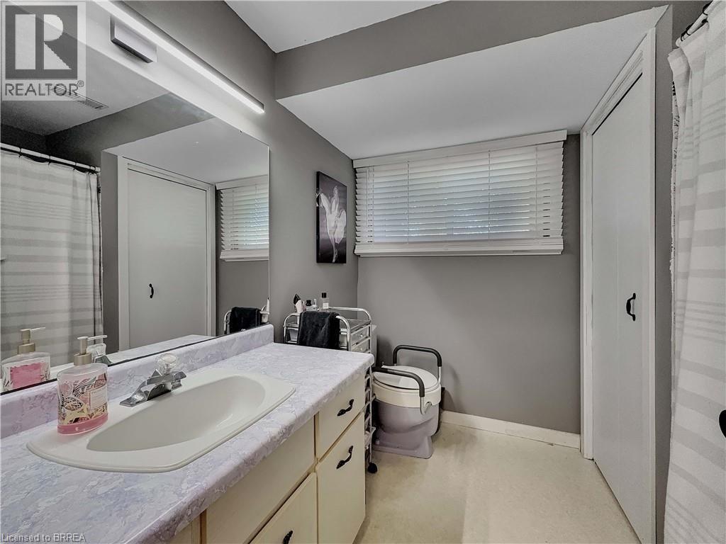 46 DAVIS Street W - 25
