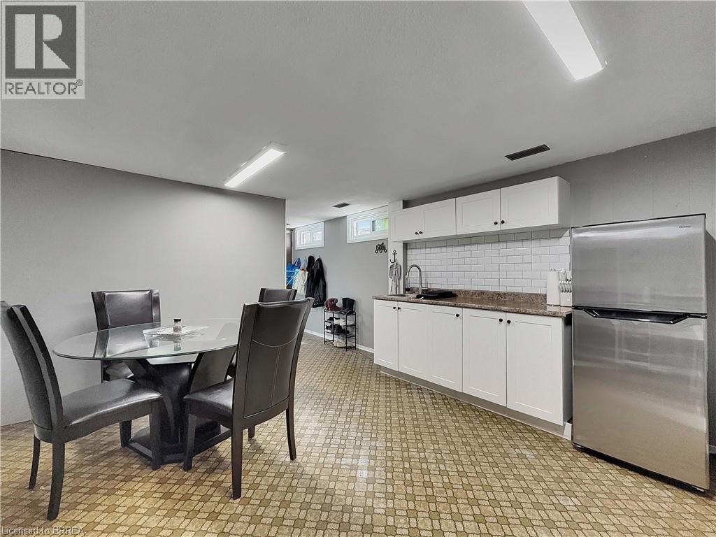 46 DAVIS Street W - 28