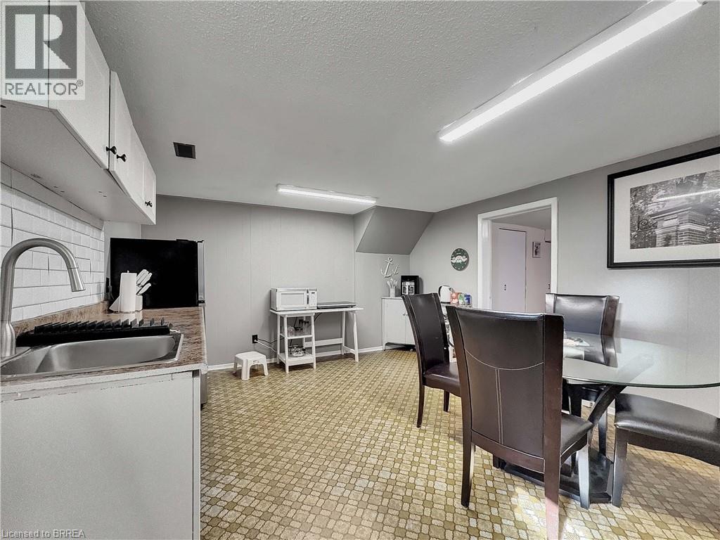 46 DAVIS Street W - 29