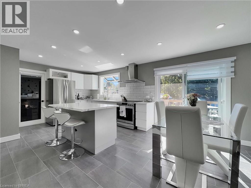 46 DAVIS Street W - 3