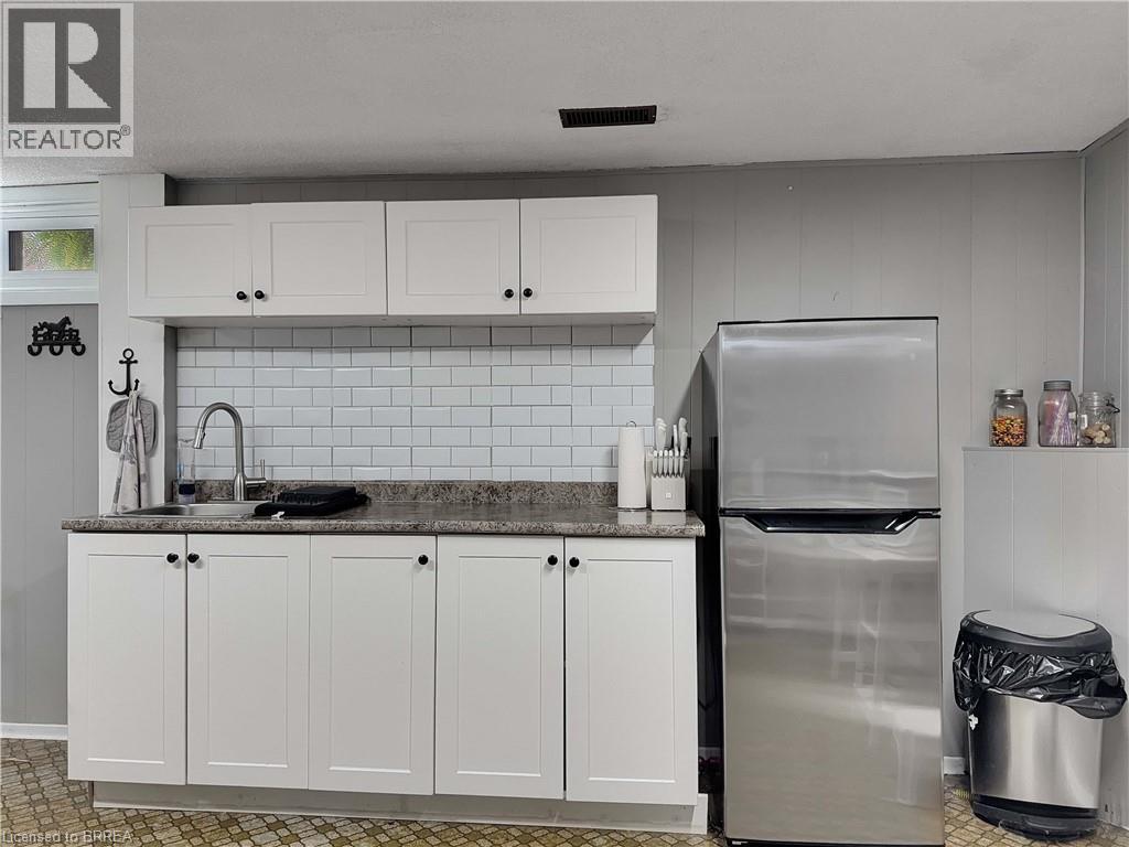 46 DAVIS Street W - 30