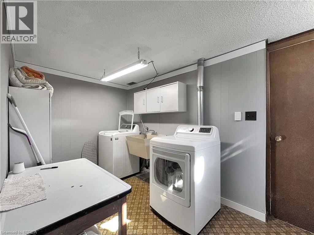46 DAVIS Street W - 31