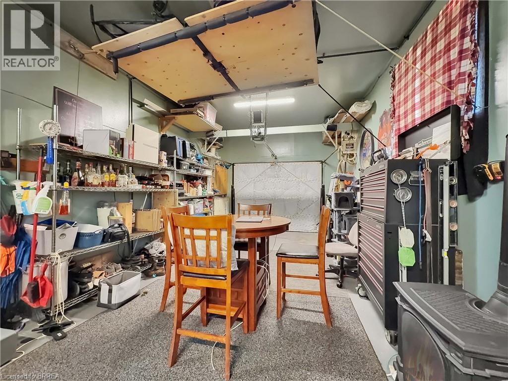46 DAVIS Street W - 32