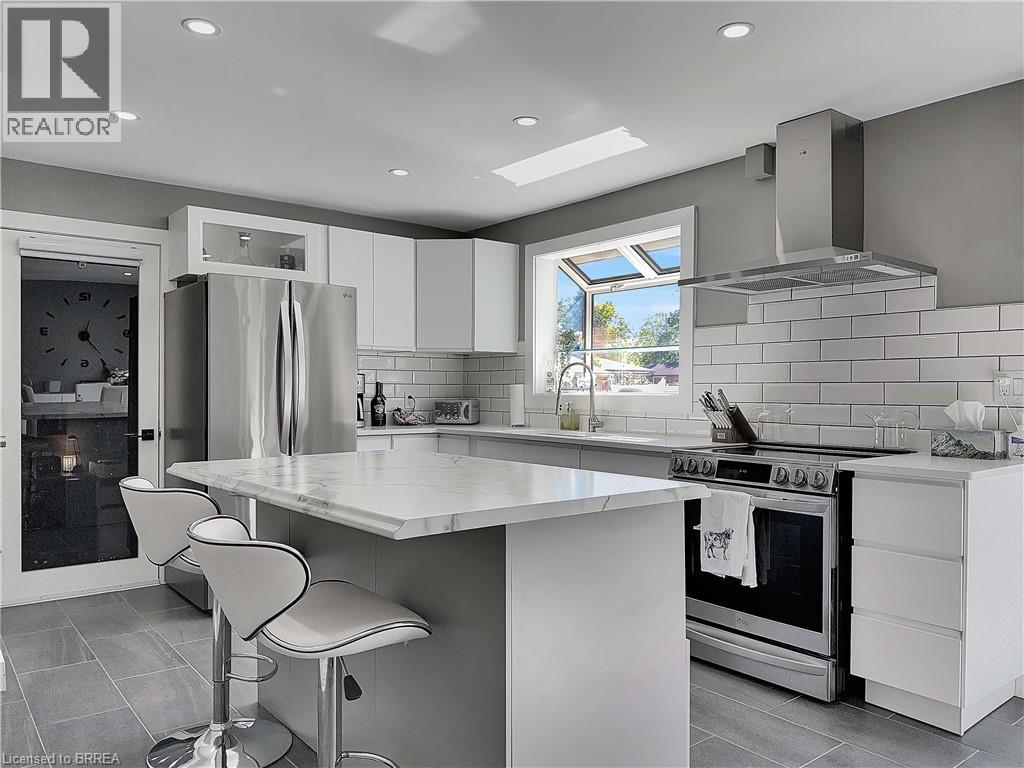 46 DAVIS Street W - 4