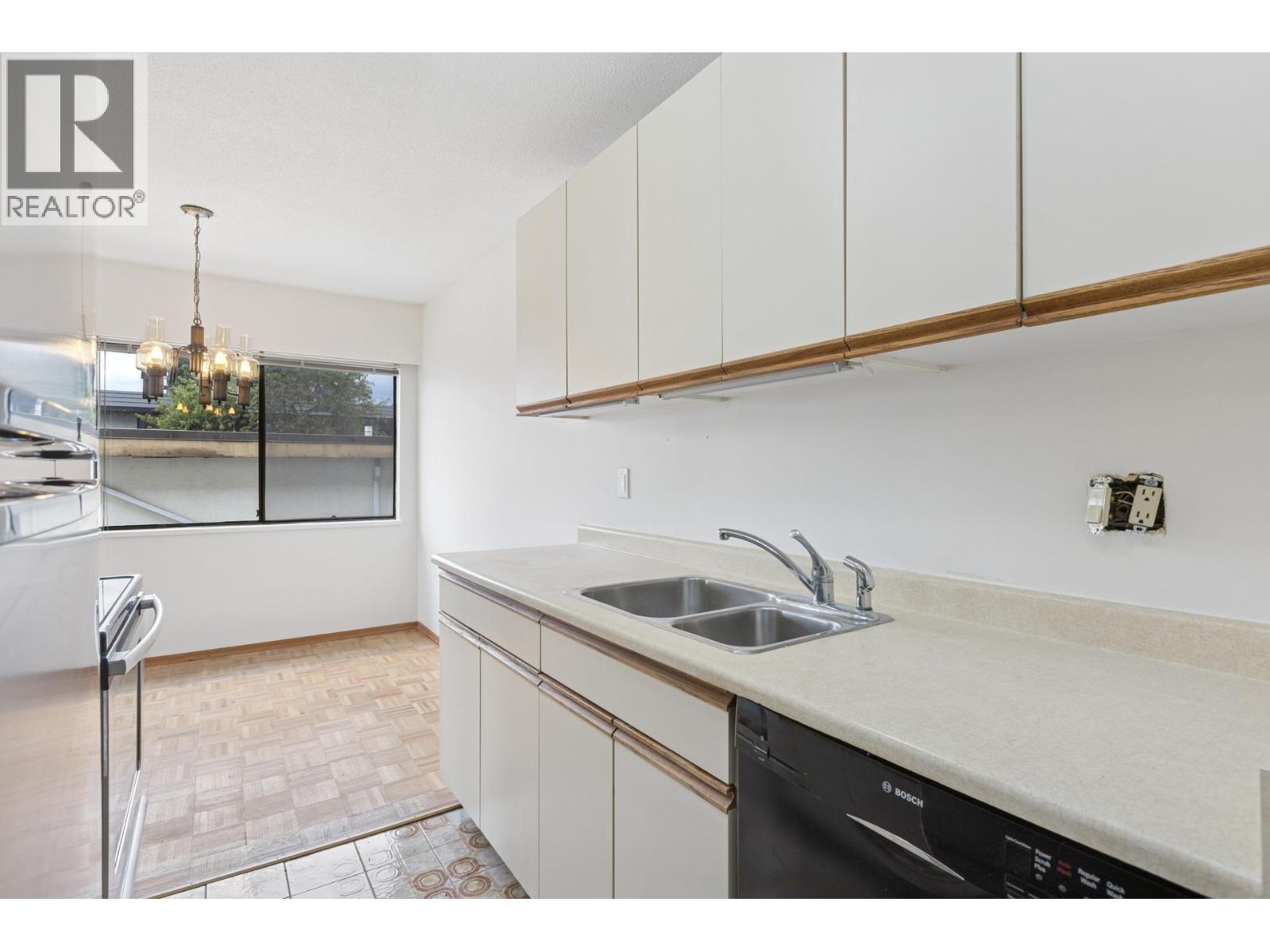 211 155 E 5TH STREET, North Vancouver