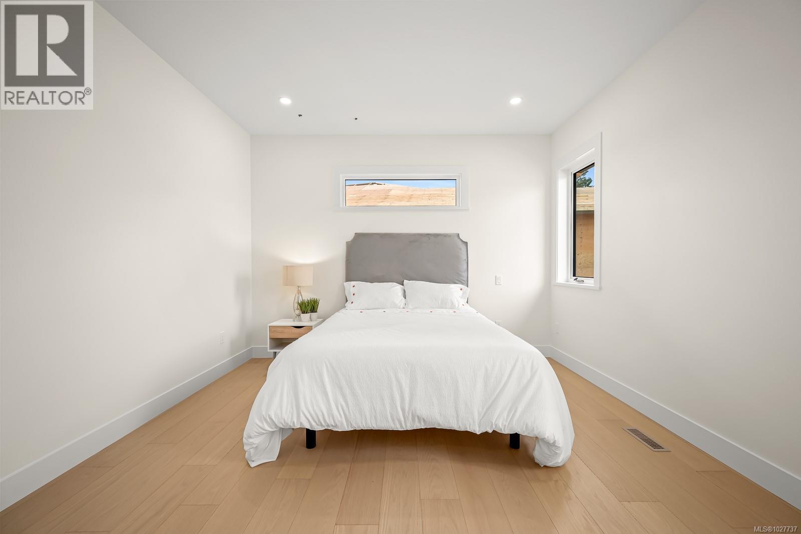 #2 865 GRUMMAN PL - 34