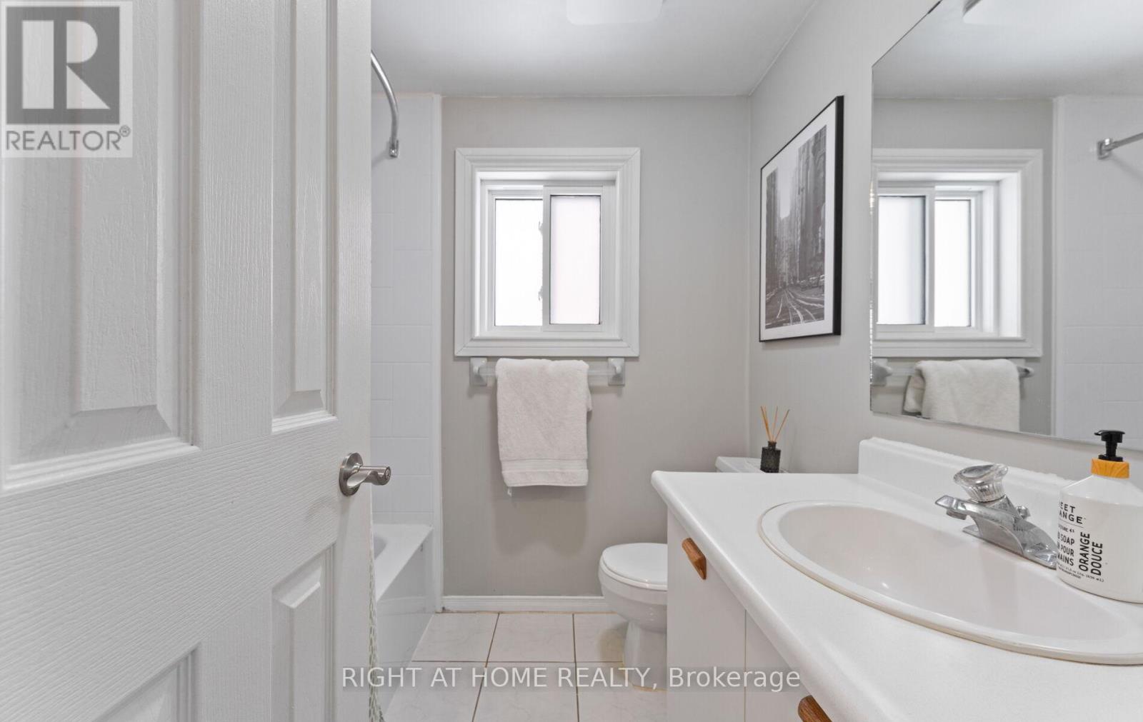 Single Family House Bungalow for Sale in  FERGUSON DRIVE Barrie (Northwest) 