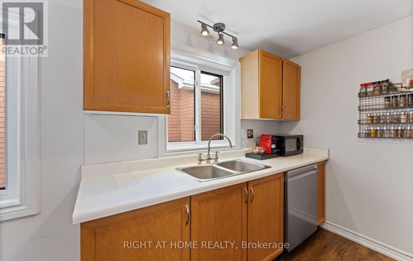 Single Family House Bungalow for Sale in  FERGUSON DRIVE Barrie (Northwest) 