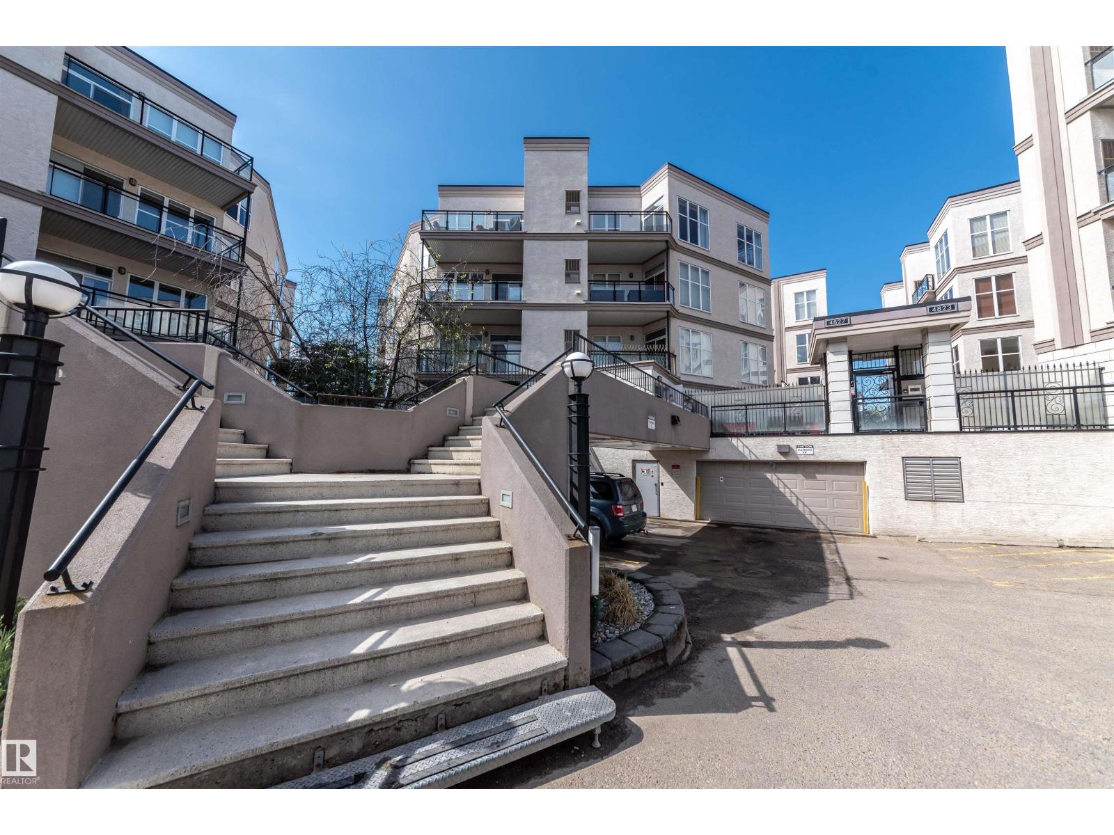 #150 4827 104A ST NW - 32