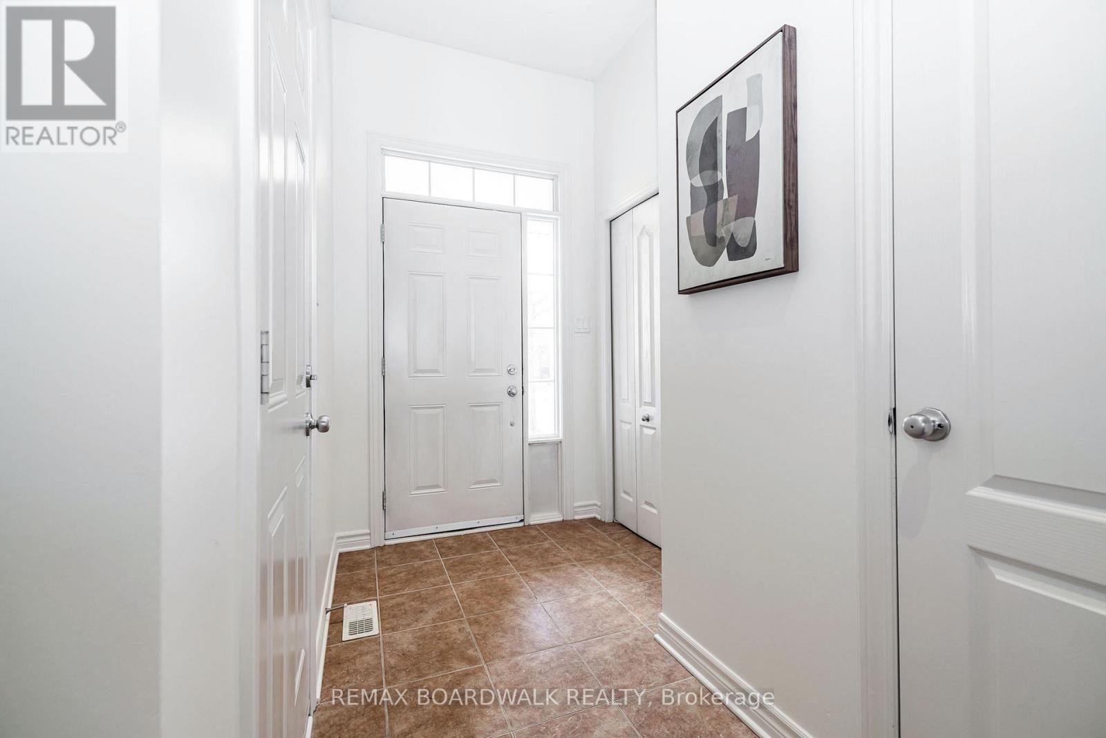 Spacious Tiled Entrance & 9 FT Ceilings on Main Fl