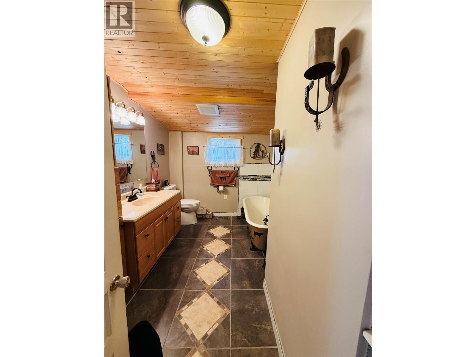 4955 Luck Avenue, Canal Flats