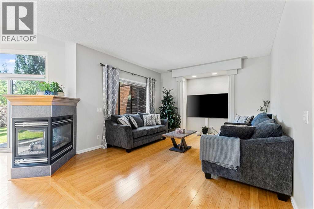 Single Family House for Sale in  Simcoe Crescent SW Signal Hill Calgary 