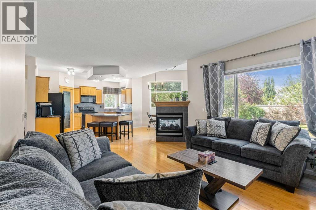 Single Family House for Sale in  Simcoe Crescent SW Signal Hill Calgary 