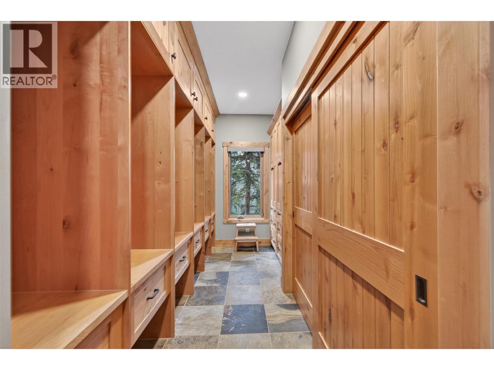 835 Lakeview Meadows Green, Invermere