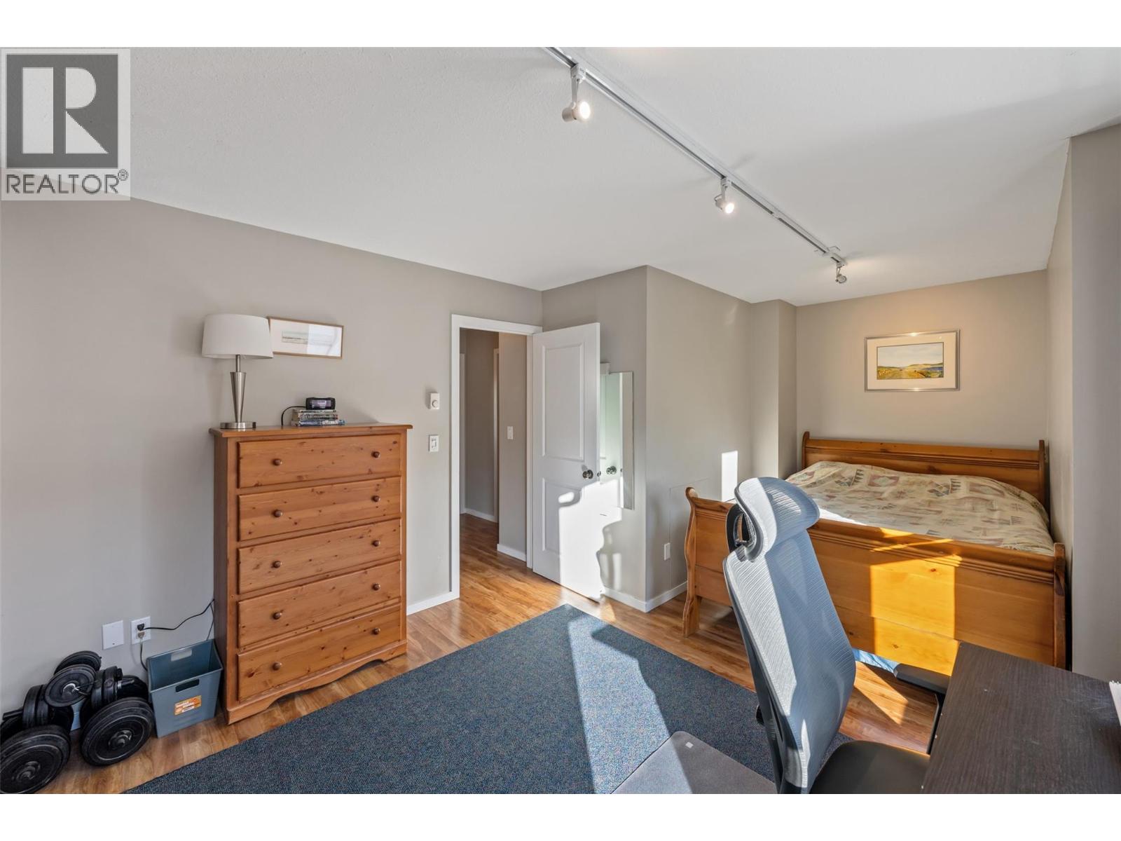 #14 80 Green Avenue E - 27