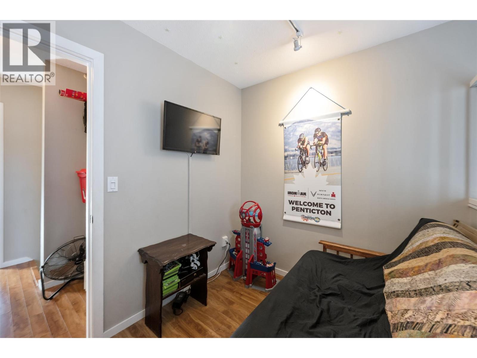 #14 80 Green Avenue E - 35