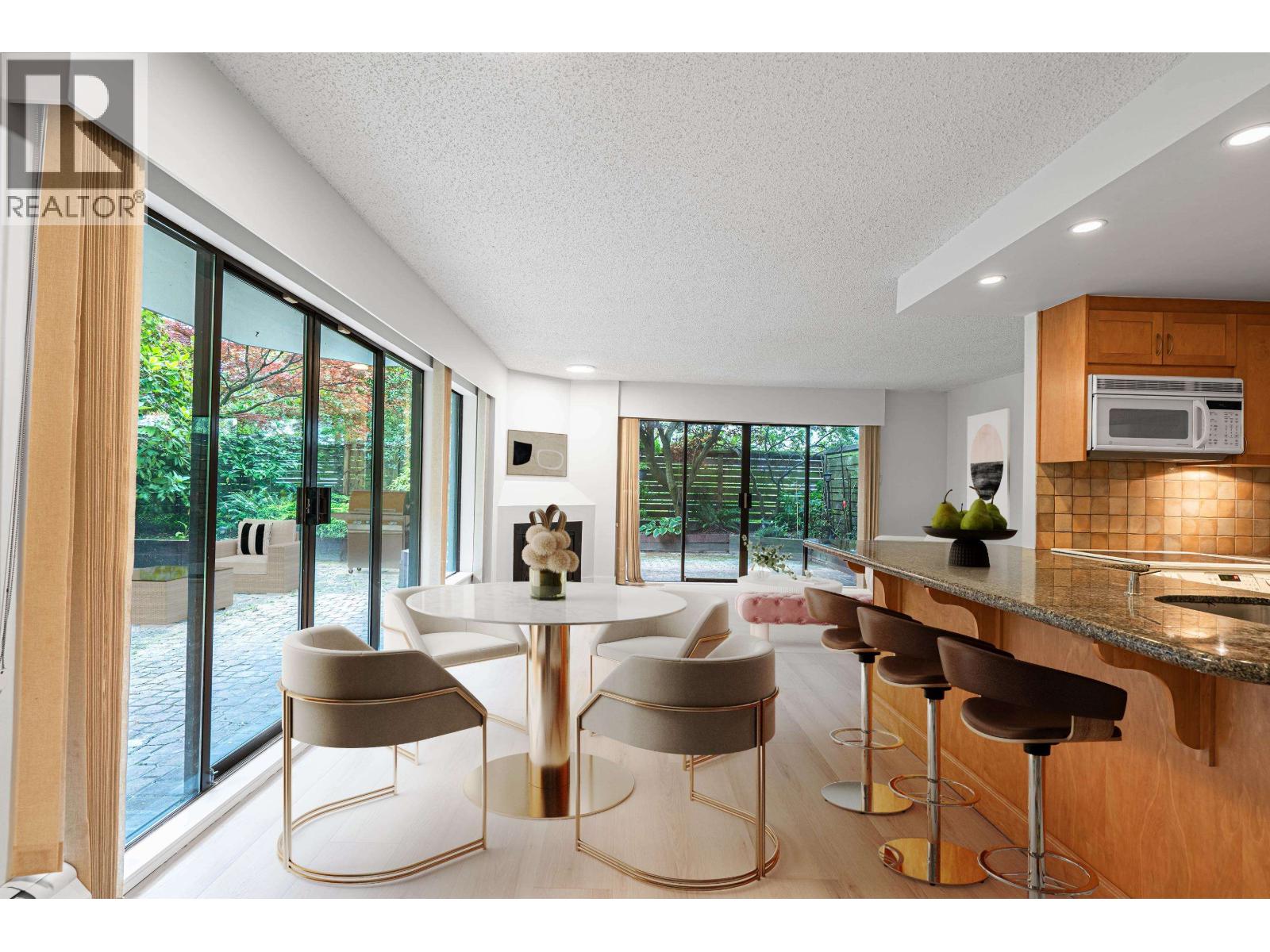 102 747 17TH STREET, West Vancouver