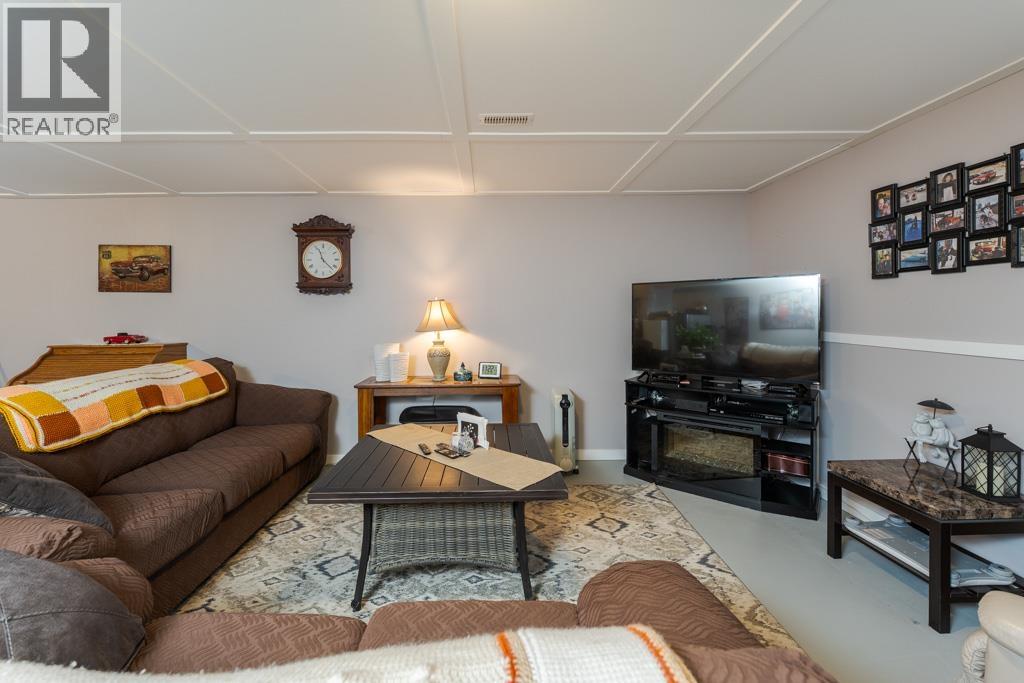 592 RADCLIFFE DRIVE - 19