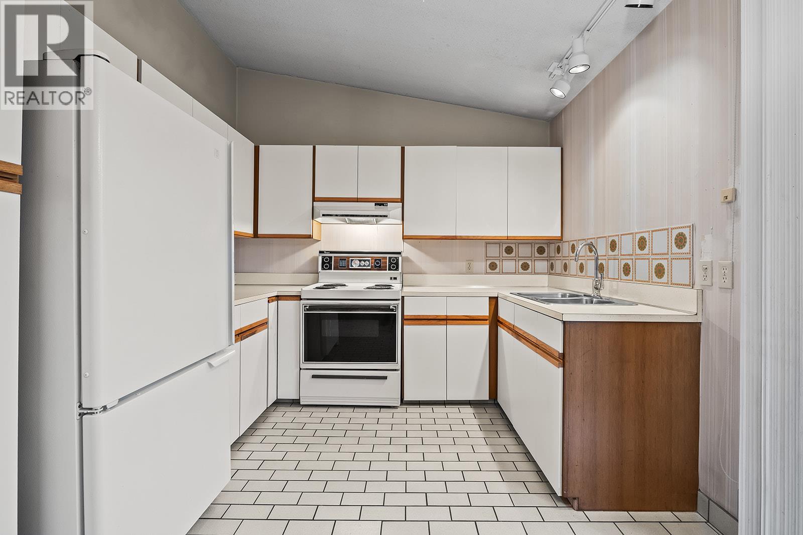 1424 Lombardy Square, Kelowna