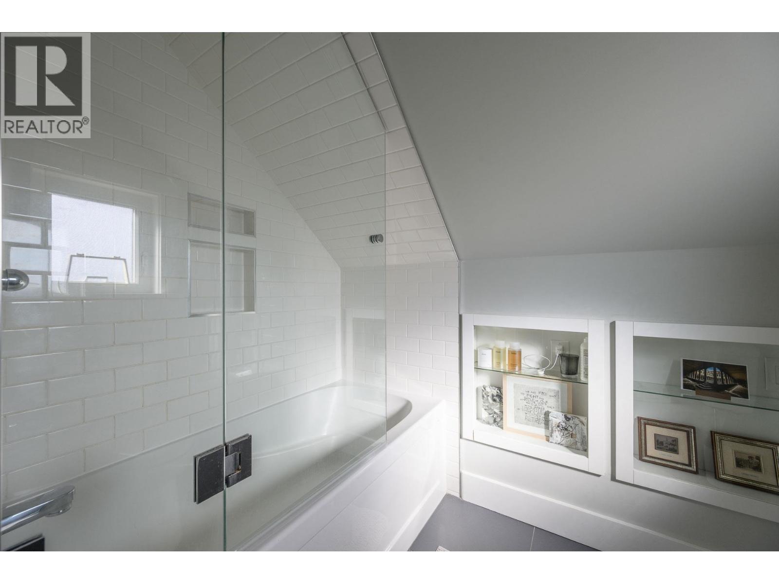 2834 E GEORGIA STREET, Vancouver