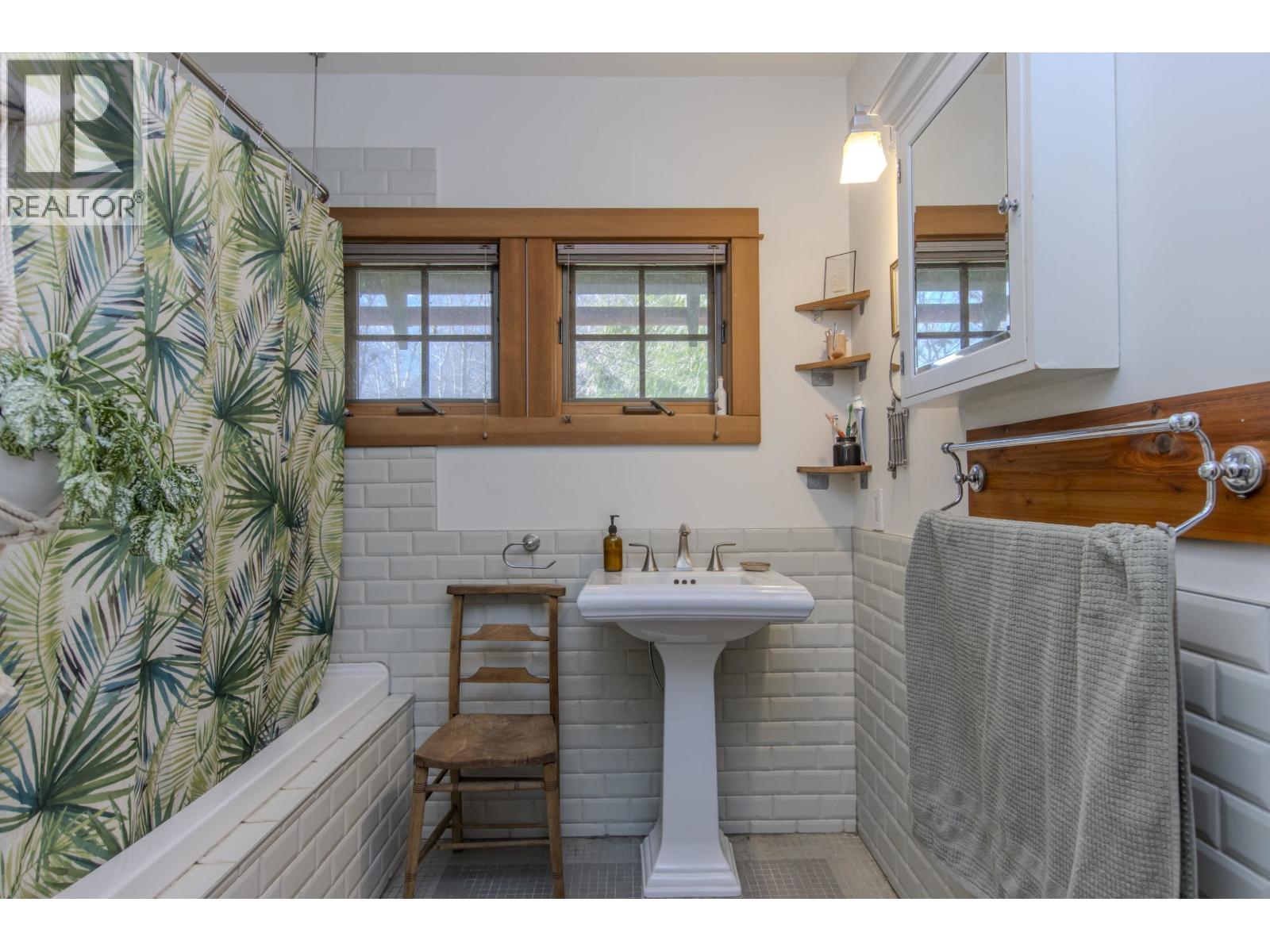 41645 GOVERNMENT ROAD, Squamish