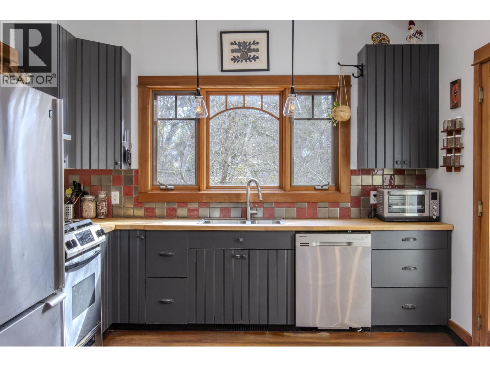 41645 GOVERNMENT ROAD, Squamish