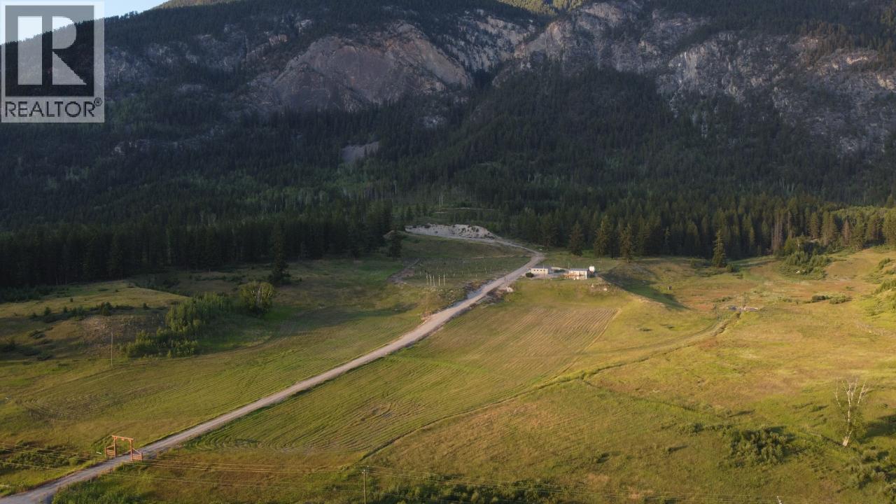 726 95 Highway, Spillimacheen