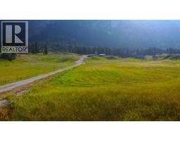 726 95 Highway, Spillimacheen, BC V0A1M0 Photo 11