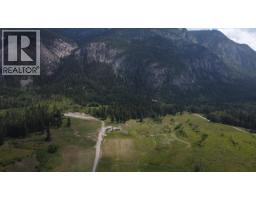 726 95 Highway, Spillimacheen, BC V0A1M0 Photo 18