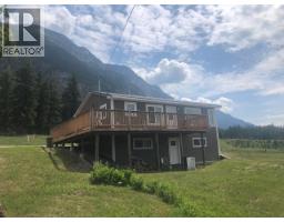726 95 Highway, Spillimacheen, BC V0A1M0 Photo 7