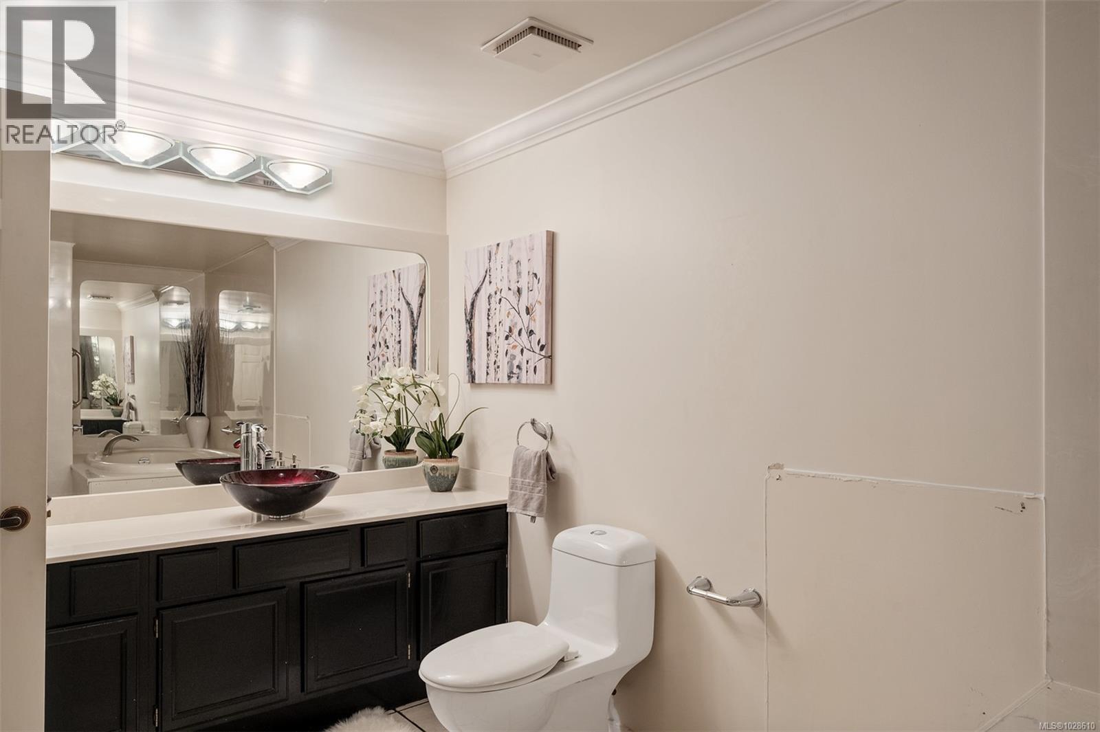 #201 640 MONTREAL ST - 35