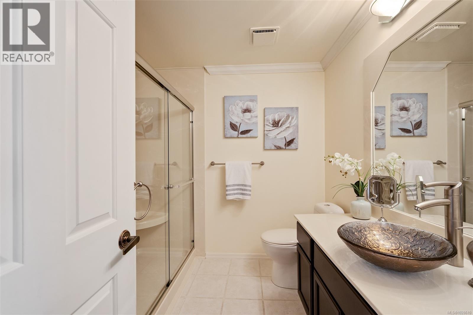 #201 640 MONTREAL ST - 40