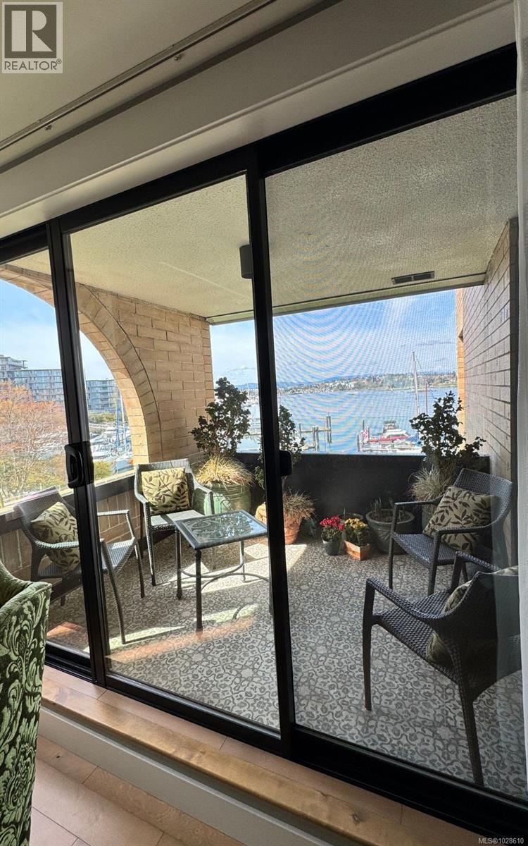 #201 640 MONTREAL ST - 44