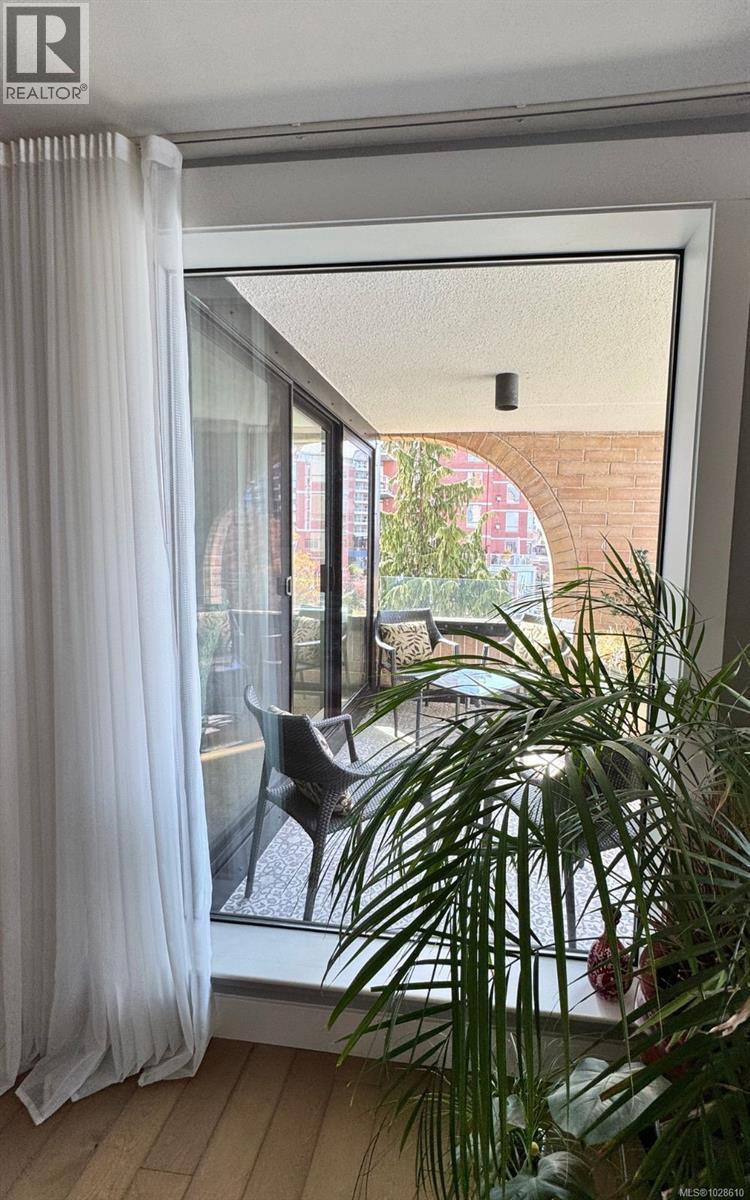 #201 640 Montreal St - 43