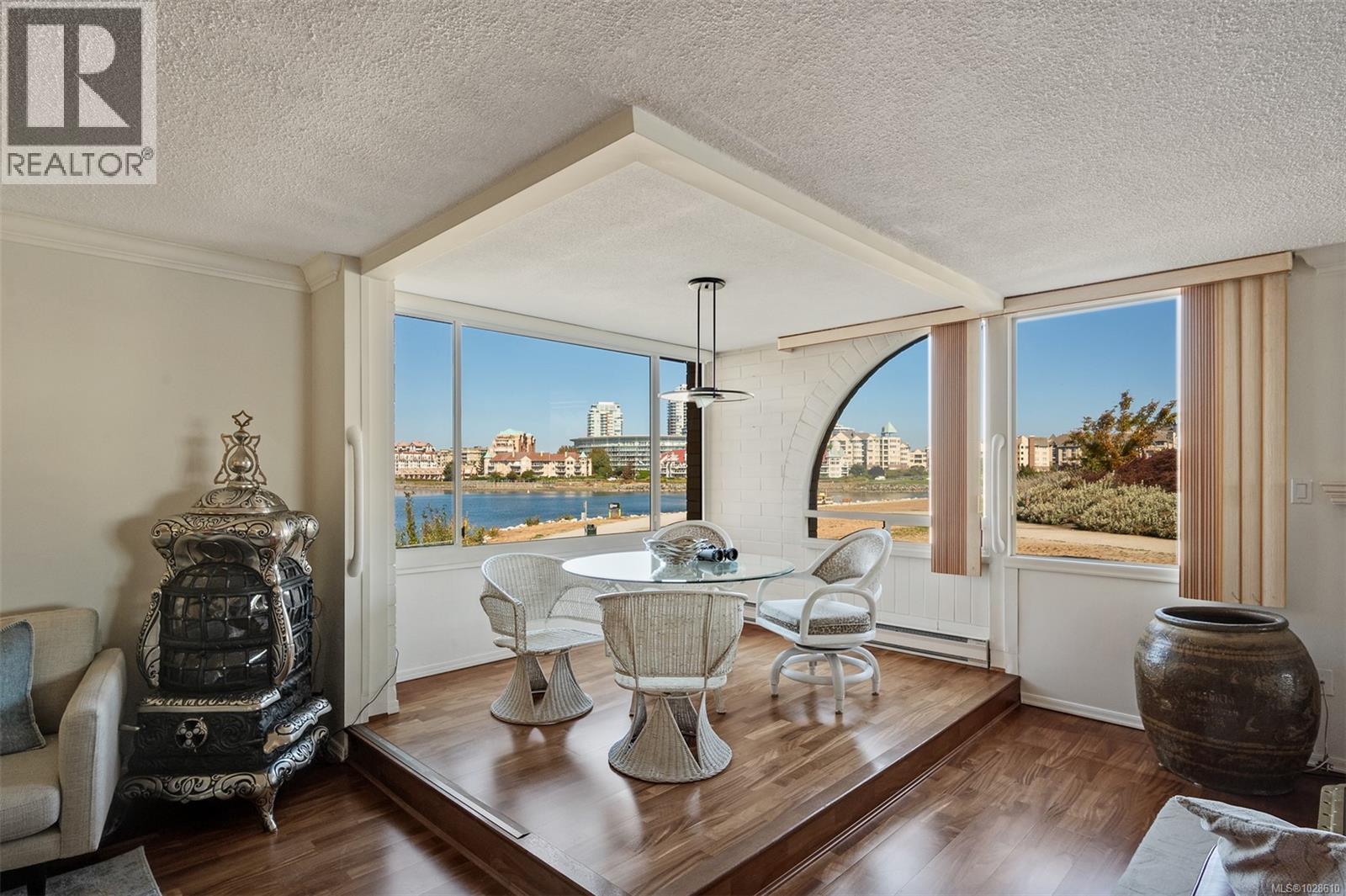 #201 640 Montreal St - 17