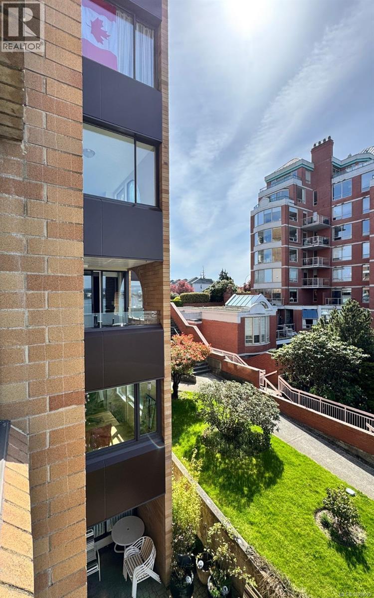 #201 640 MONTREAL ST - 55