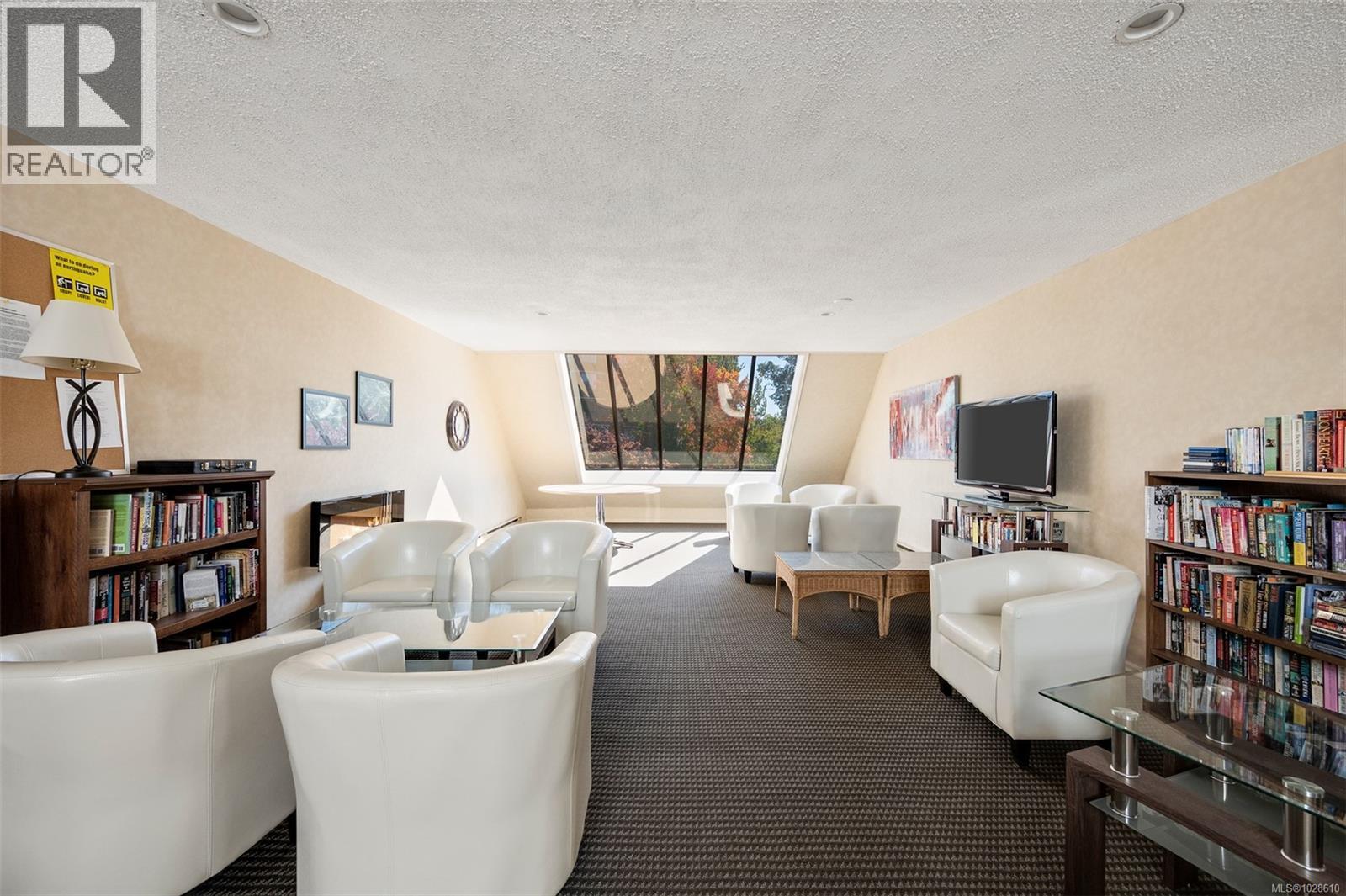 #201 640 MONTREAL ST - 45