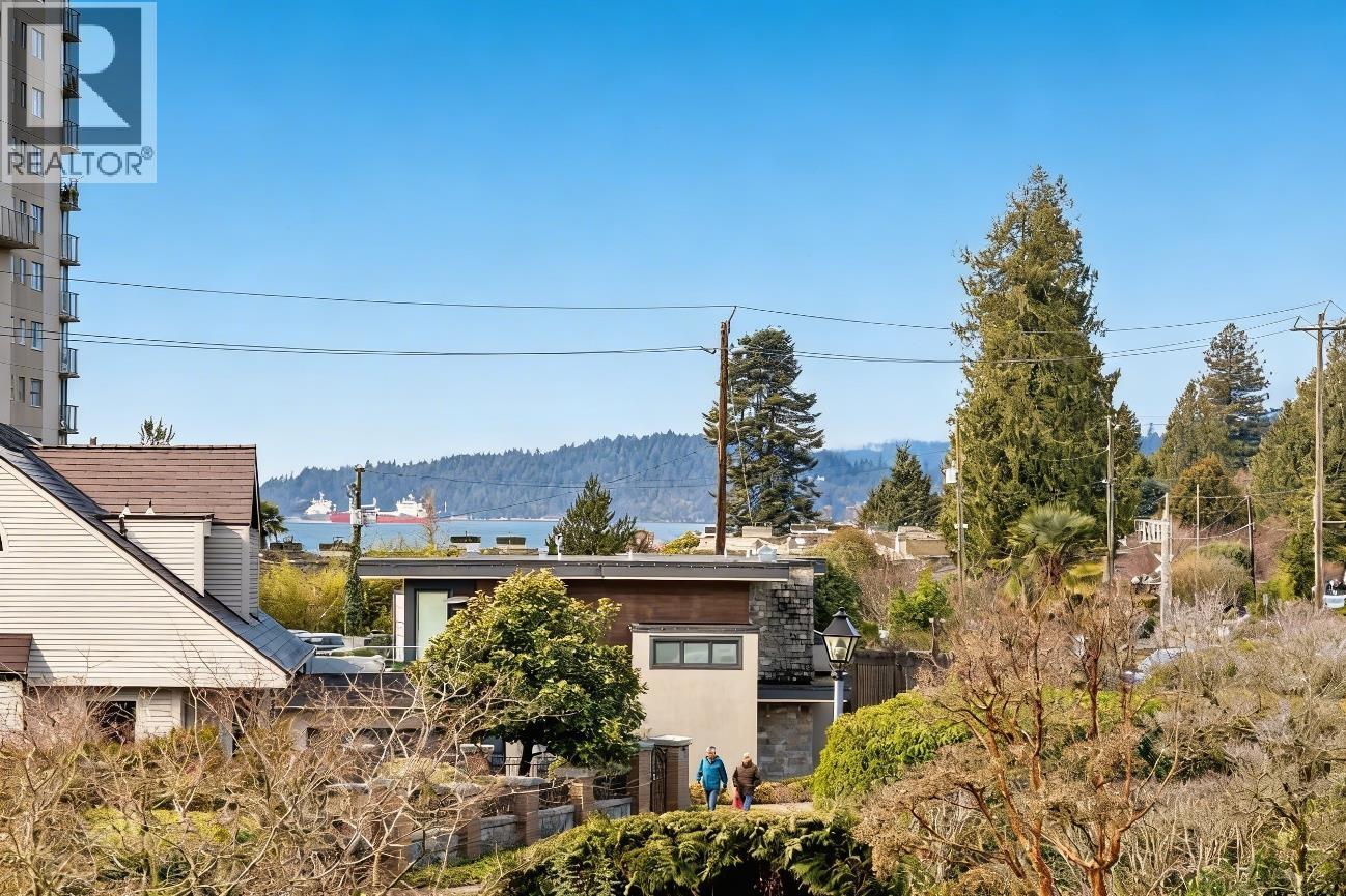 2333 BELLEVUE AVENUE, West Vancouver