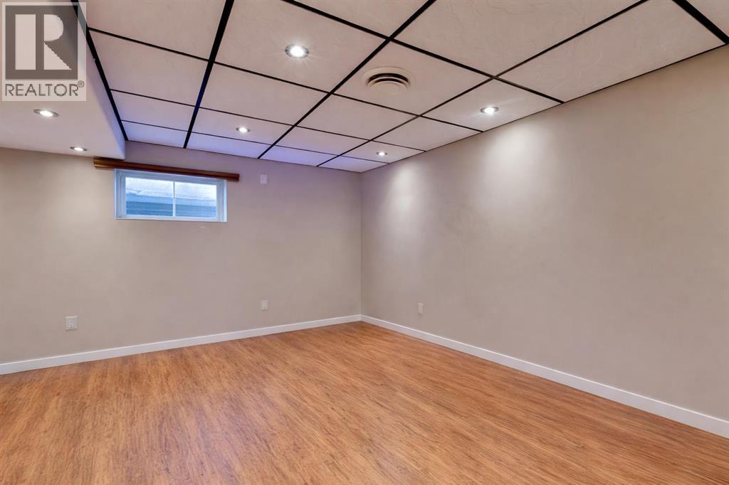 Single Family House 4 Level for Sale in  Woodglen Close SW Woodbine Calgary 