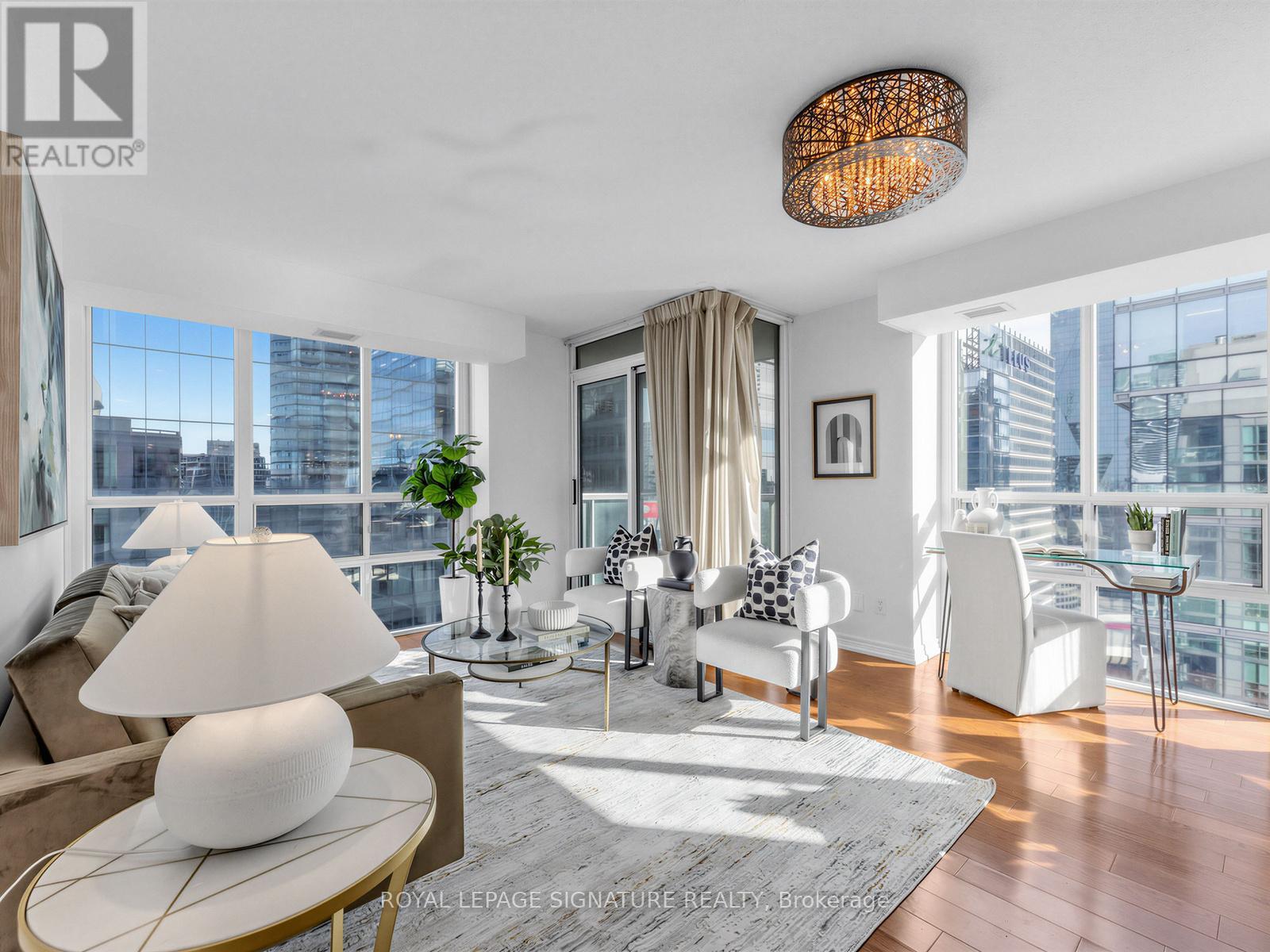 #3906 30 GRAND TRUNK CRESCENT - 1