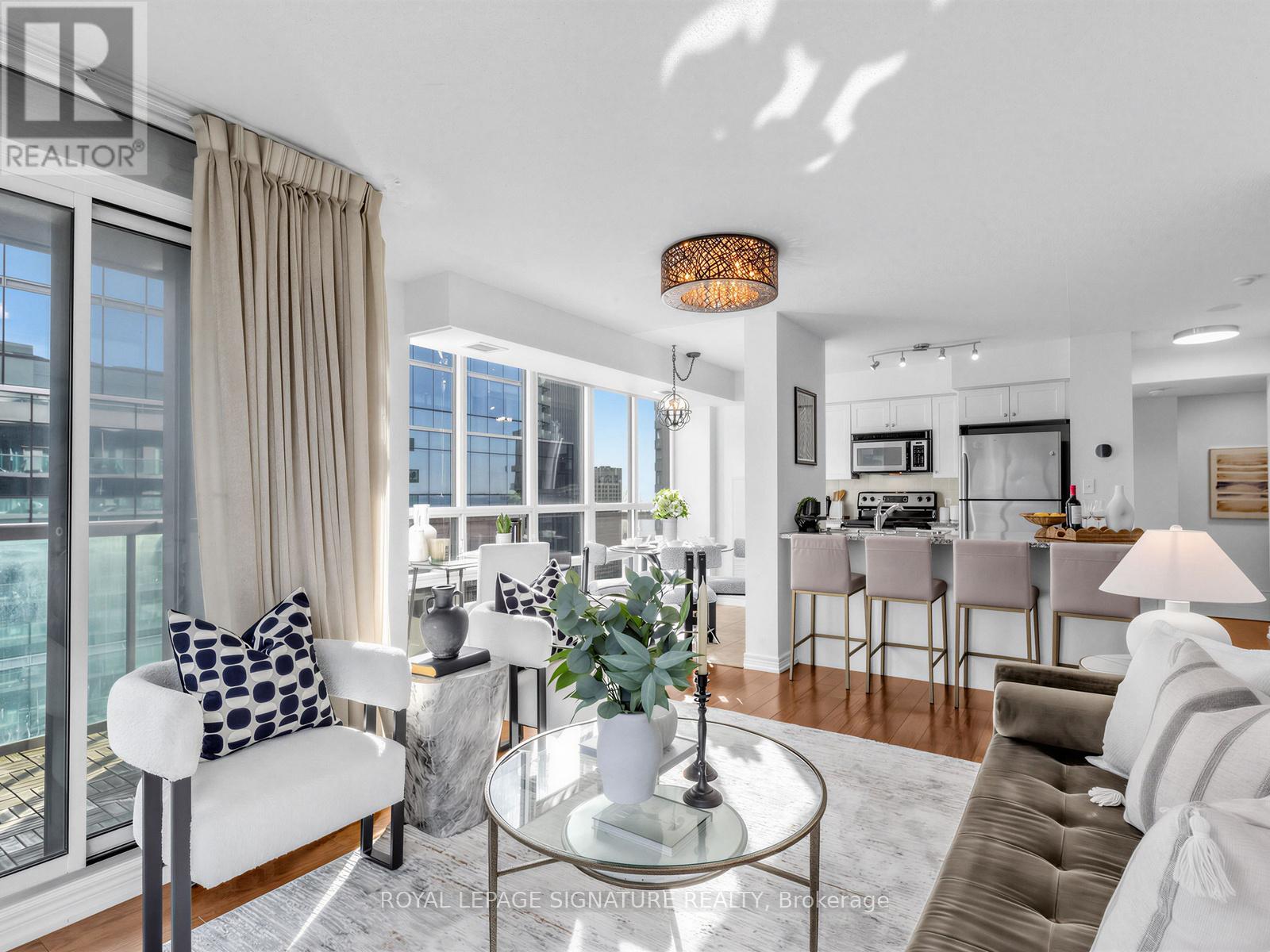 #3906 30 GRAND TRUNK CRESCENT - 11