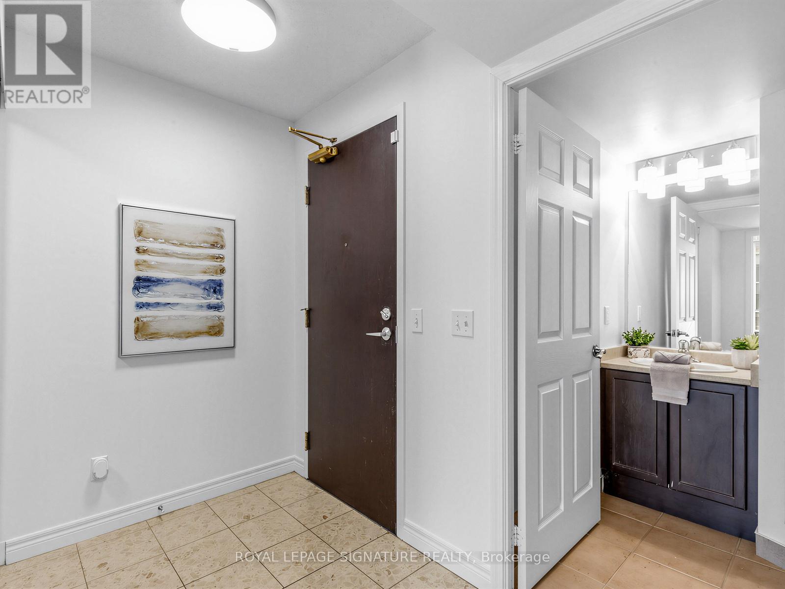 #3906 30 GRAND TRUNK CRESCENT - 4