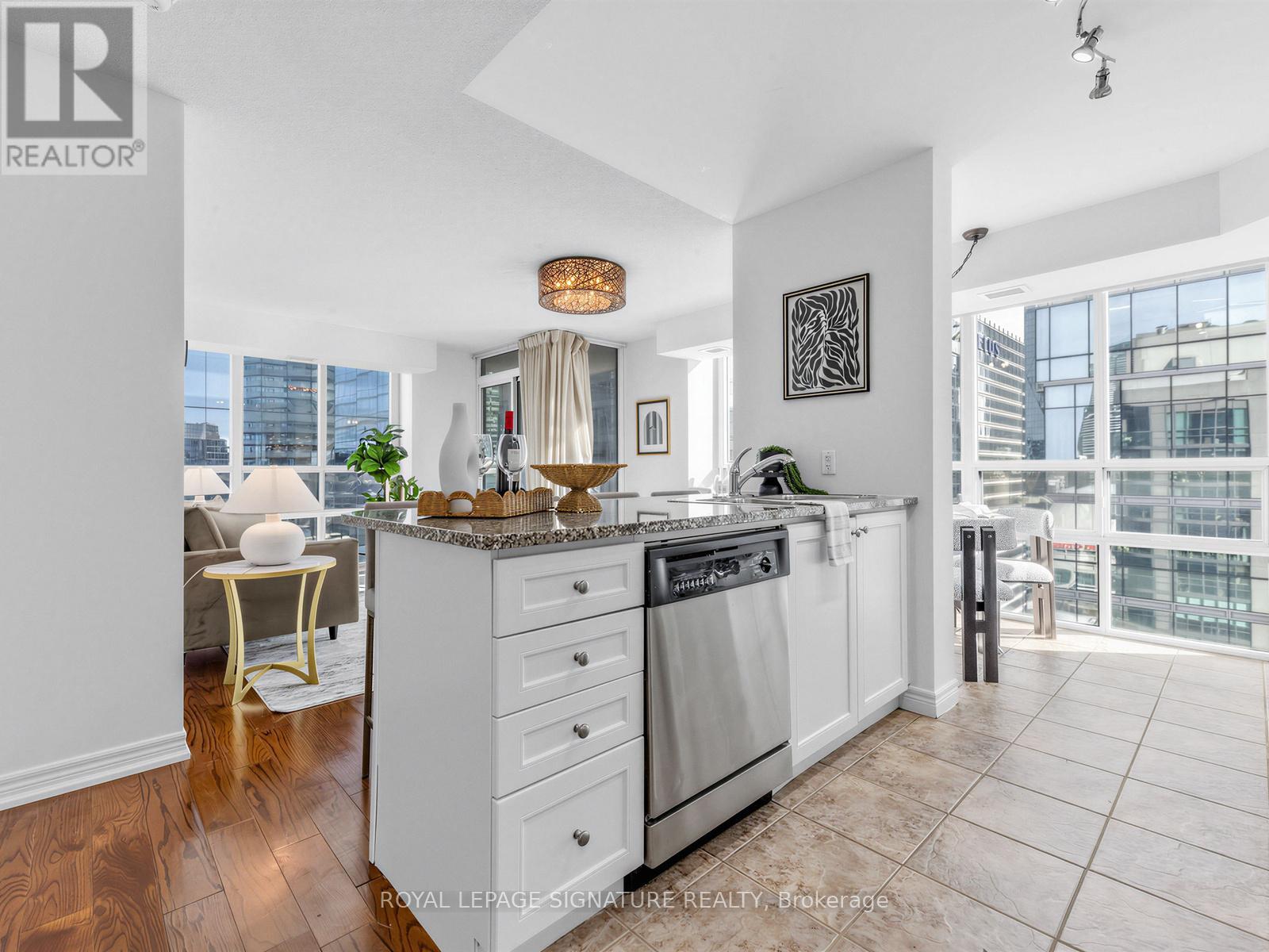 #3906 30 GRAND TRUNK CRESCENT - 9