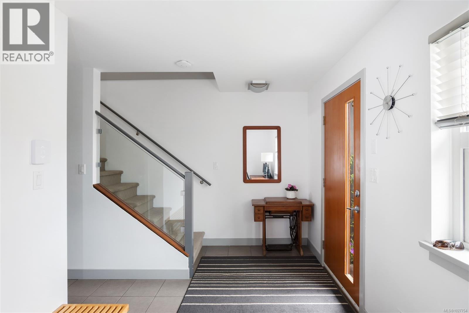 4 1137 Meares St, Victoria