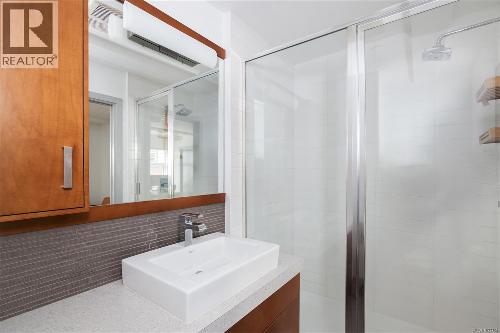 4 1137 Meares St, Victoria