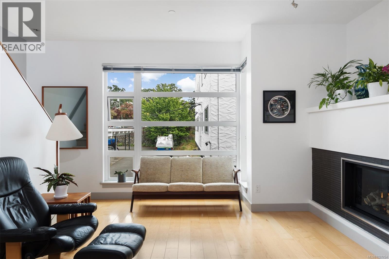 4 1137 Meares St, Victoria