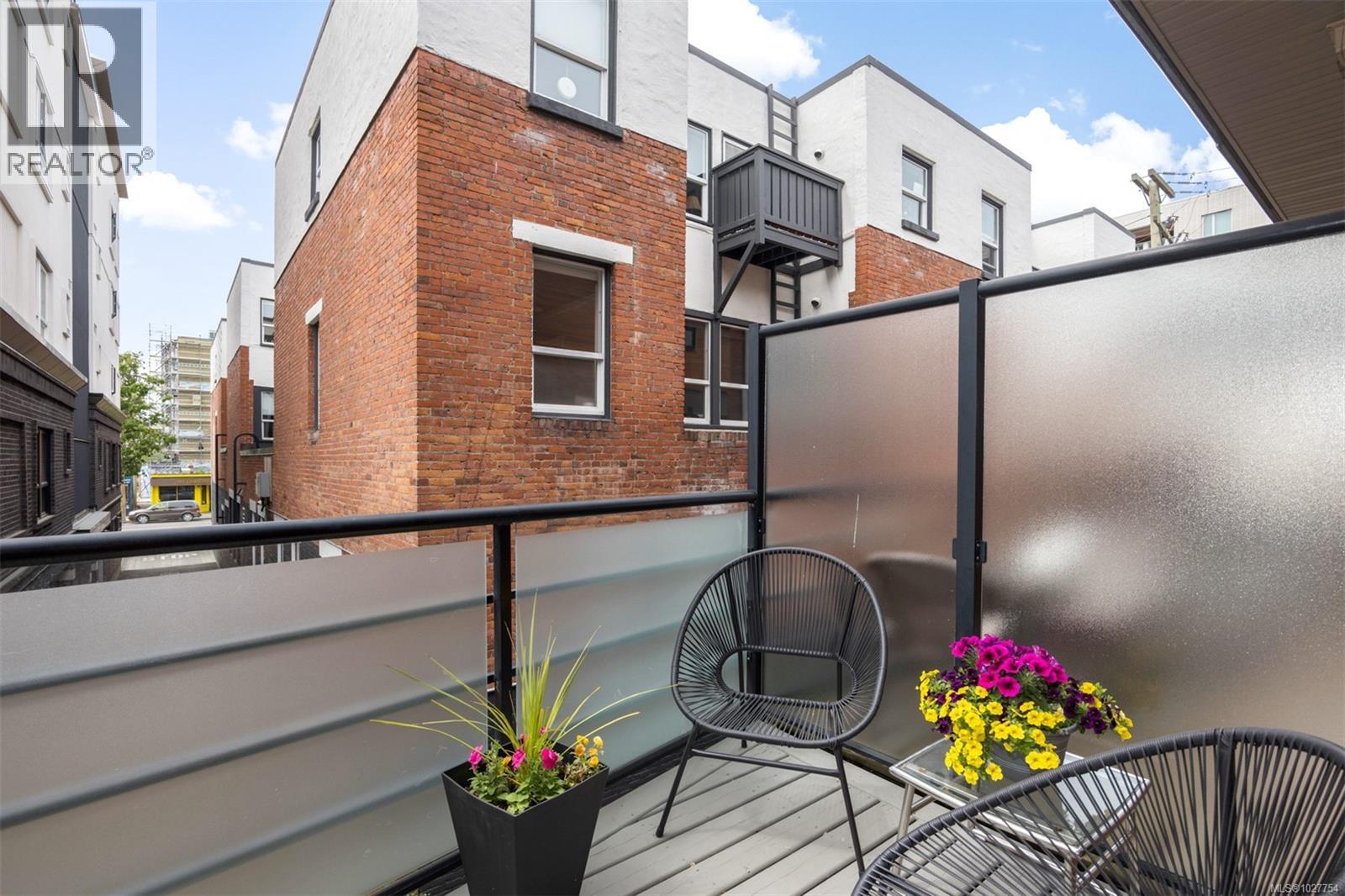 4 1137 Meares St, Victoria