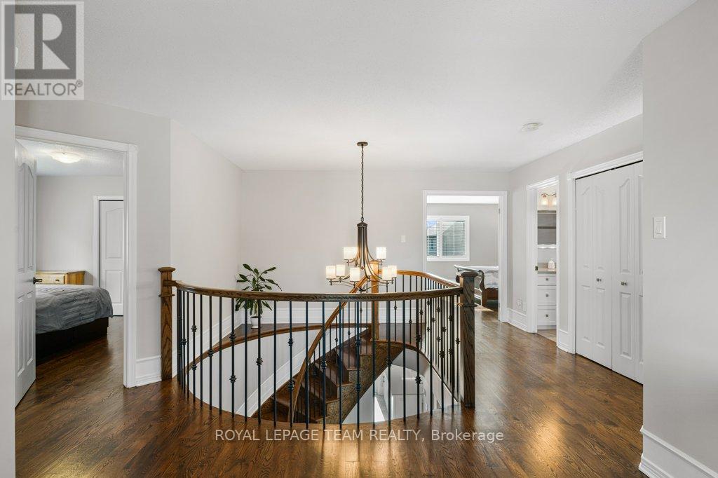 8 THUNDERBIRD CRESCENT, Ottawa, Ontario