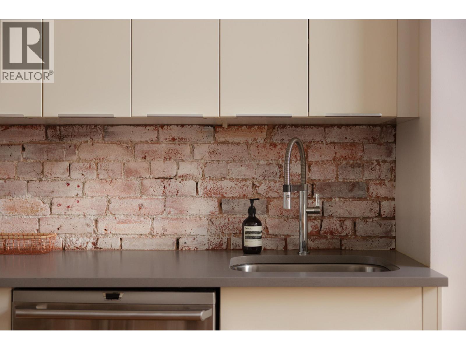 308 27 ALEXANDER STREET