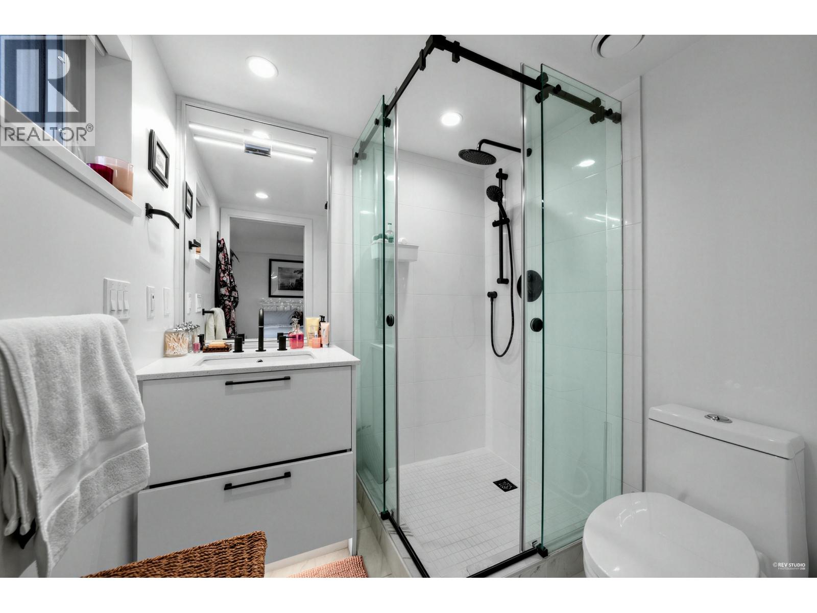 162 565 E 2ND STREET, North Vancouver